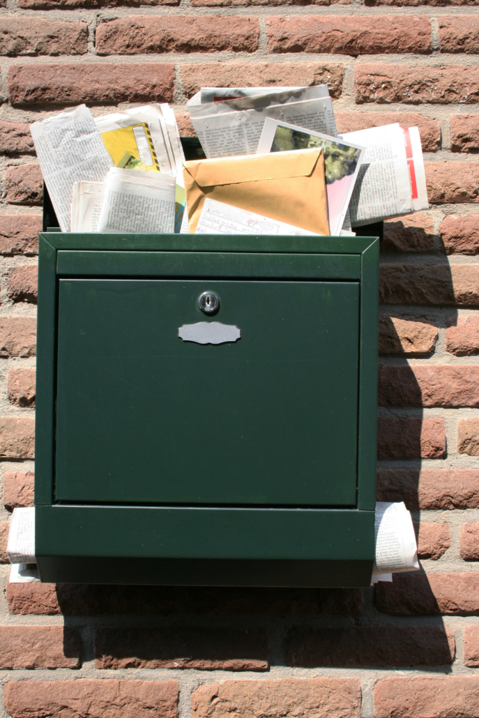 Überfüllter Briefkasten
